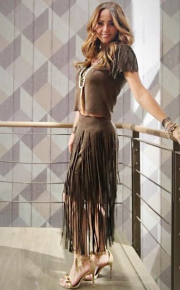 LA falda es una prenda básica en el armario de cualquier mujer y una que tenga barbas puede darle un toque muy coqueto a tu outfit.