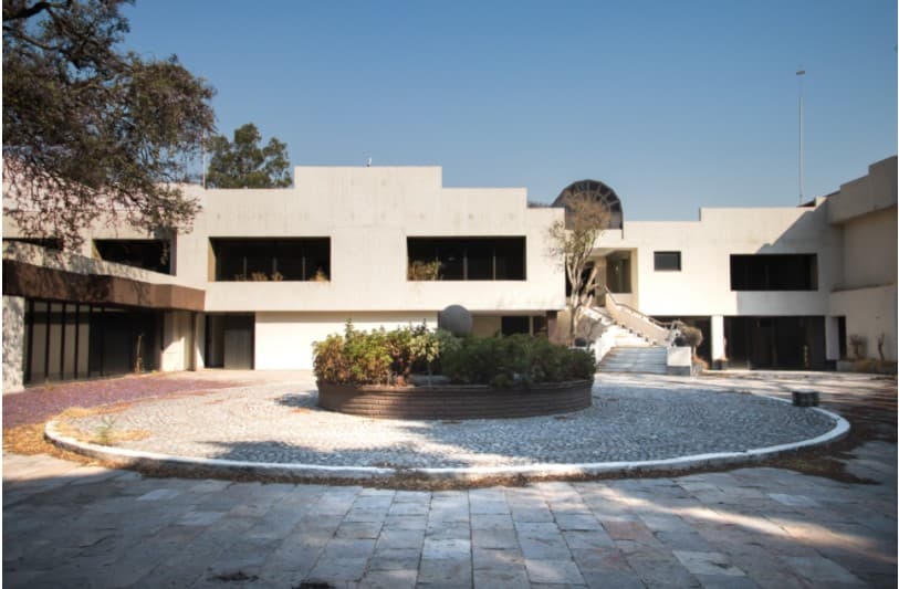 <h3 class="cms-H3-H3">Casa del Cartel de Juárez</h3>
<br>
<br>Según informó el
<a href="https://www.gob.mx/indep" target="_blank">Instituto para Devover al Pueblo lo Robado</a>, esta casa fue confiscada al narcotraficante Amado Carrillo Fuentes, quien fue líder del
<a href="https://www.univision.com/temas/cartel-de-juarez">Cartel de Juárez</a> y fue conocido como 'El Señor de los Cielos'.
<br>
<br>Tiene una piscina cubierta, nueve habitaciones y saunas.
<br>
<br>
<b>Ubicación:</b> Col. Jardines del Pedregal, Álvaro Obregón, CDMX
<br>
<b>Tipo de inmueble:</b> Casa habitación
<br>
<b>Superficie:</b> 3,000 m2
<br>
<b>Valor total del premio en especie y efectivo: </b>$77.26 millones de pesos
<br>