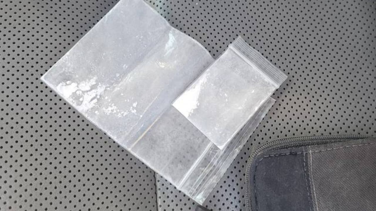 Agentes de la estación Willcox arrestaron al conductor, un ciudadano estadounidense, después de determinar que los dos pasajeros del asiento trasero eran inmigrantes clandestinos.