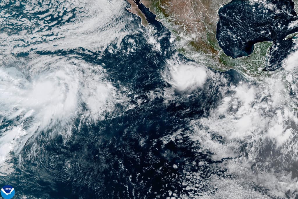 El huracán Polo deja lluvias en la costa de México mientras Nolo se acerca a Hawái