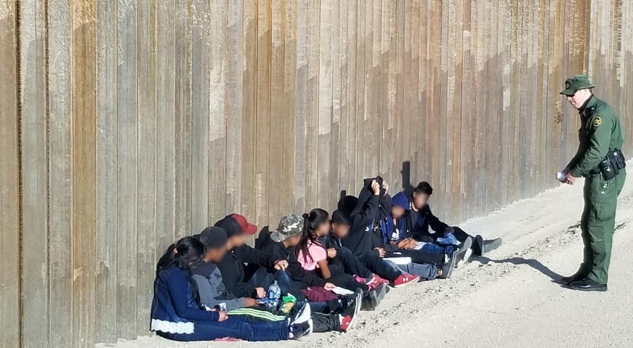 En menos de 24 horas, 90 migrantes se entregaron a agentes de la Estación Three Points, el pasado 30 de junio. Más de la mitad eran niños inmigrantes no acompañados de Guatemala, Honduras, Nicaragua y El Salvador.