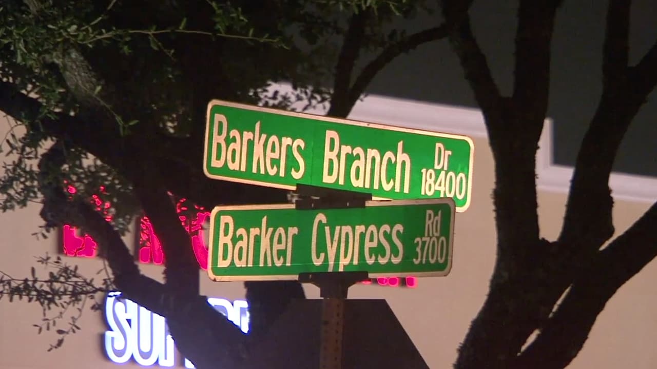 Mientras que el Sienna rojo daba vuelta a la izquierda desde los carriles en dirección sur de Barker Cypress hacia Barkers Branch.