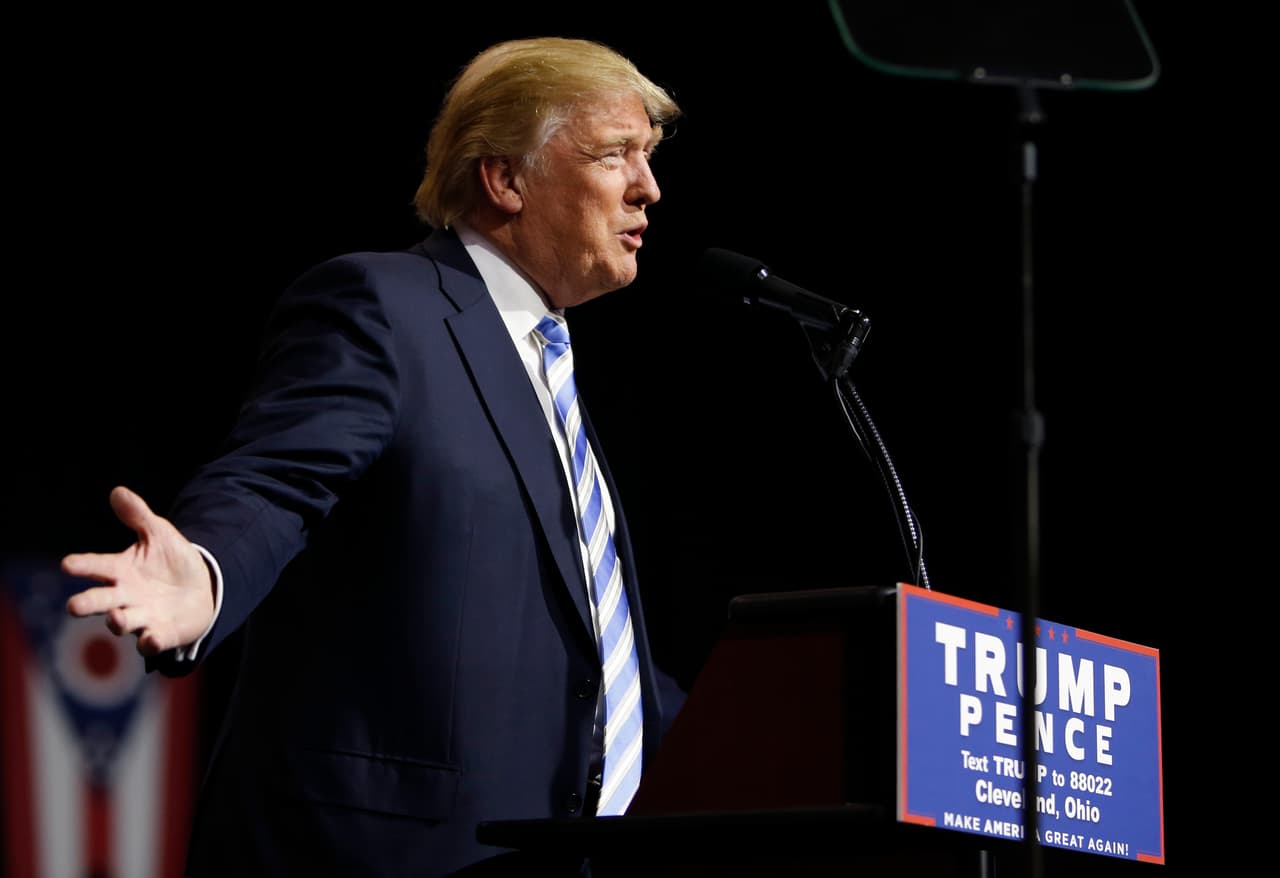 El candidato presidencial republicano Donald Trump habla en un acto de campaña en Cleveland, Ohio, el 22 de octubre de 2016.