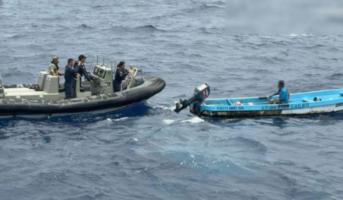 Embarcación perdida en el mar de Huatulco en Oaxaca, México.