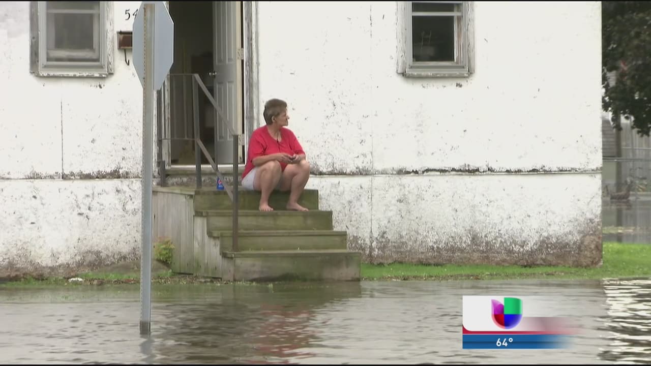 Decenas de familias perdieron todo luego que sus casas y las calles de la comunidad quedaran bajo agua.