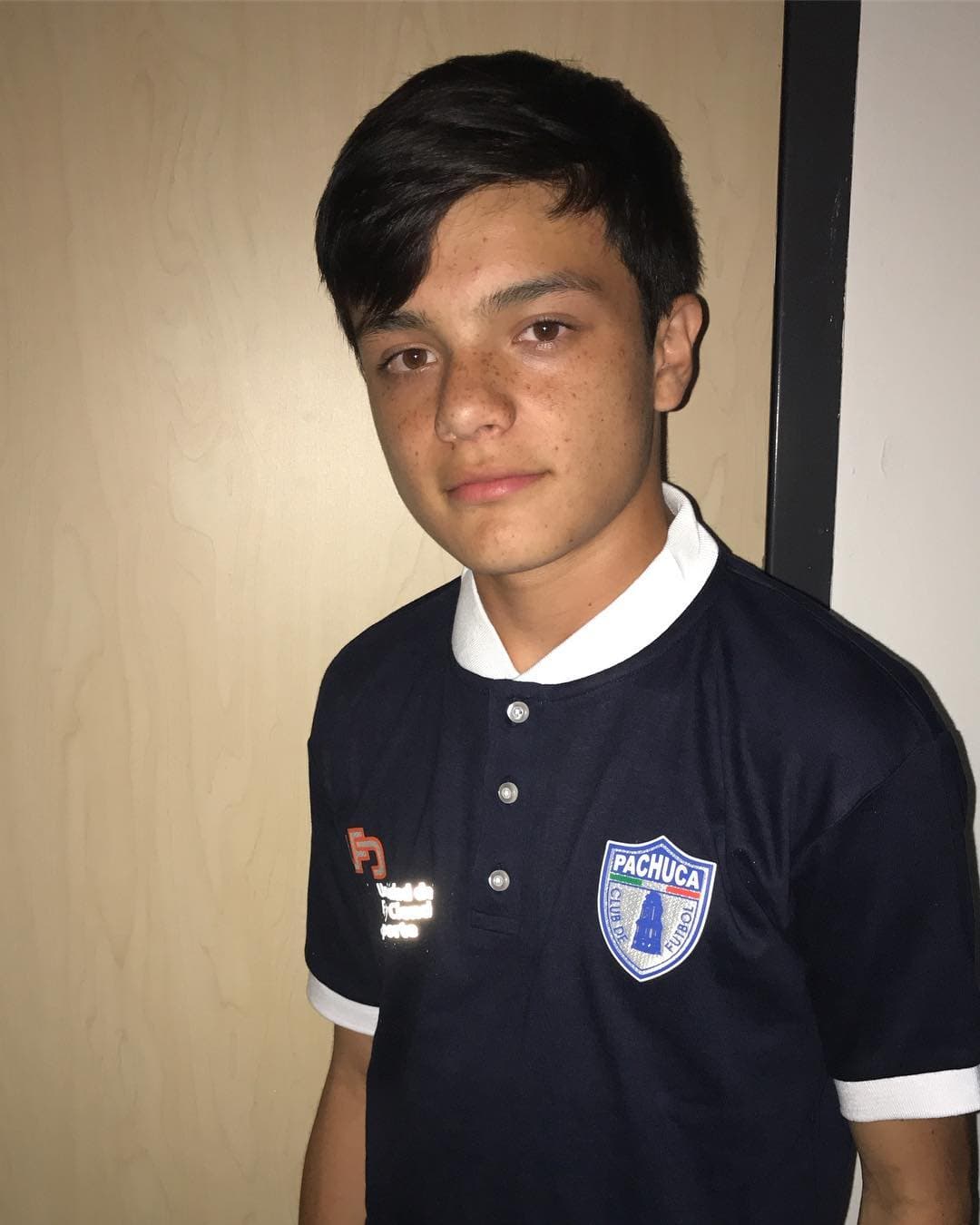 Así luce Omar con el uniforme de su nueva escuela.