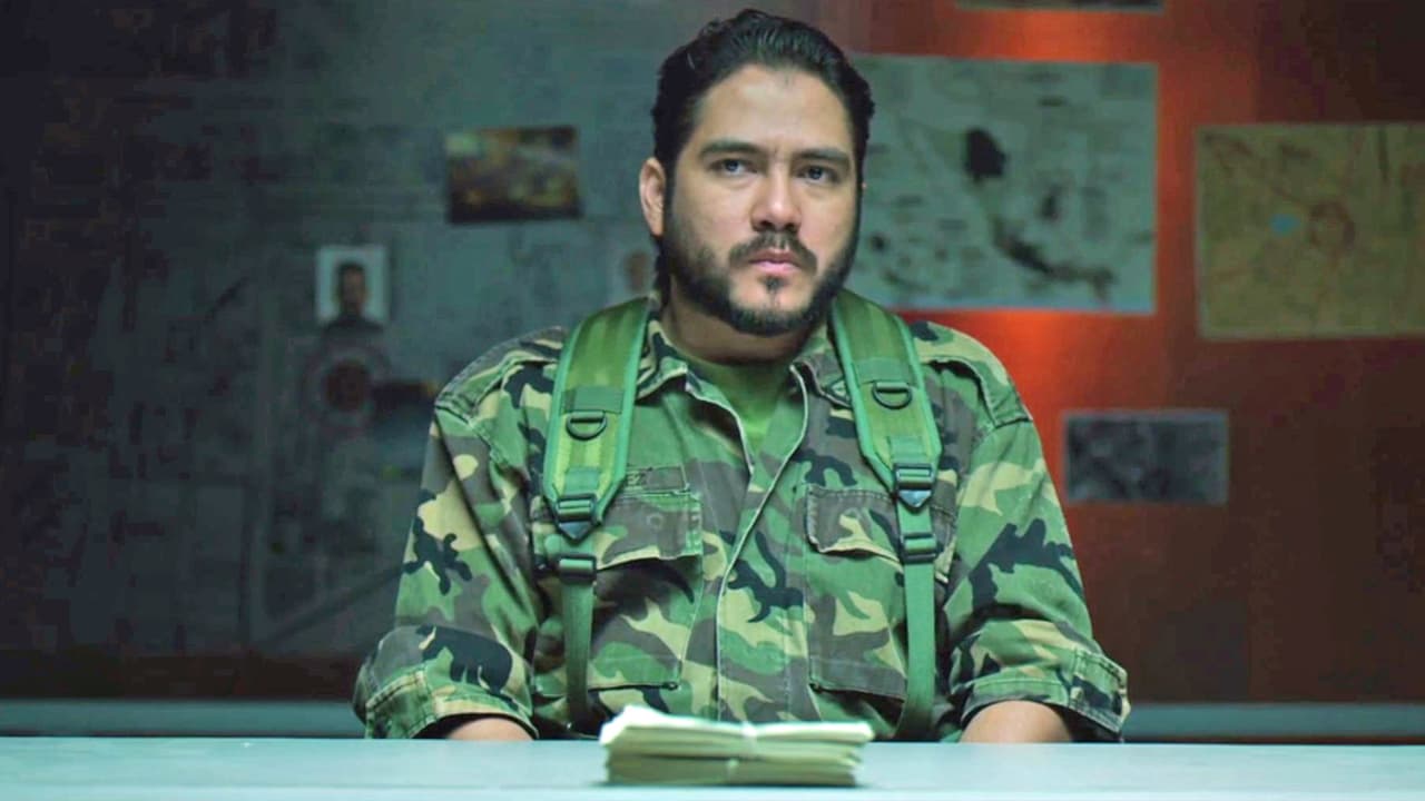 ‘El Oculto’ turns down the offer and tells ‘El Uno’ he can’t do it because ‘his old man would die all over again if he went crooked’. But he’s very clear about something: he’s not a snitch and he won’t say anything about the proposal.