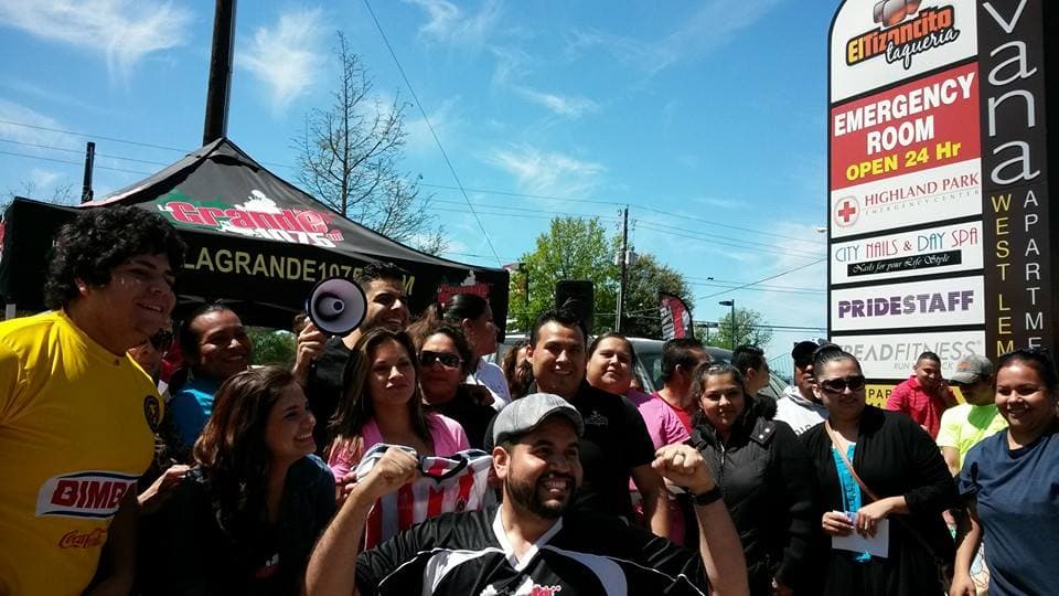 El Tizoncito: Amplio salón con múltiples pantallas hacen del Tizoncito un lugar ideal para ver los partidos de fútbol. Deliciosos tacos de chuleta, de brisket, menudo los fines de semana y cuatro sabores de refrescantes margaritas: La clásica, la de tamarindo, de guayaba y la de mango. En el 5150 de Lemmon Ave. en Dallas.