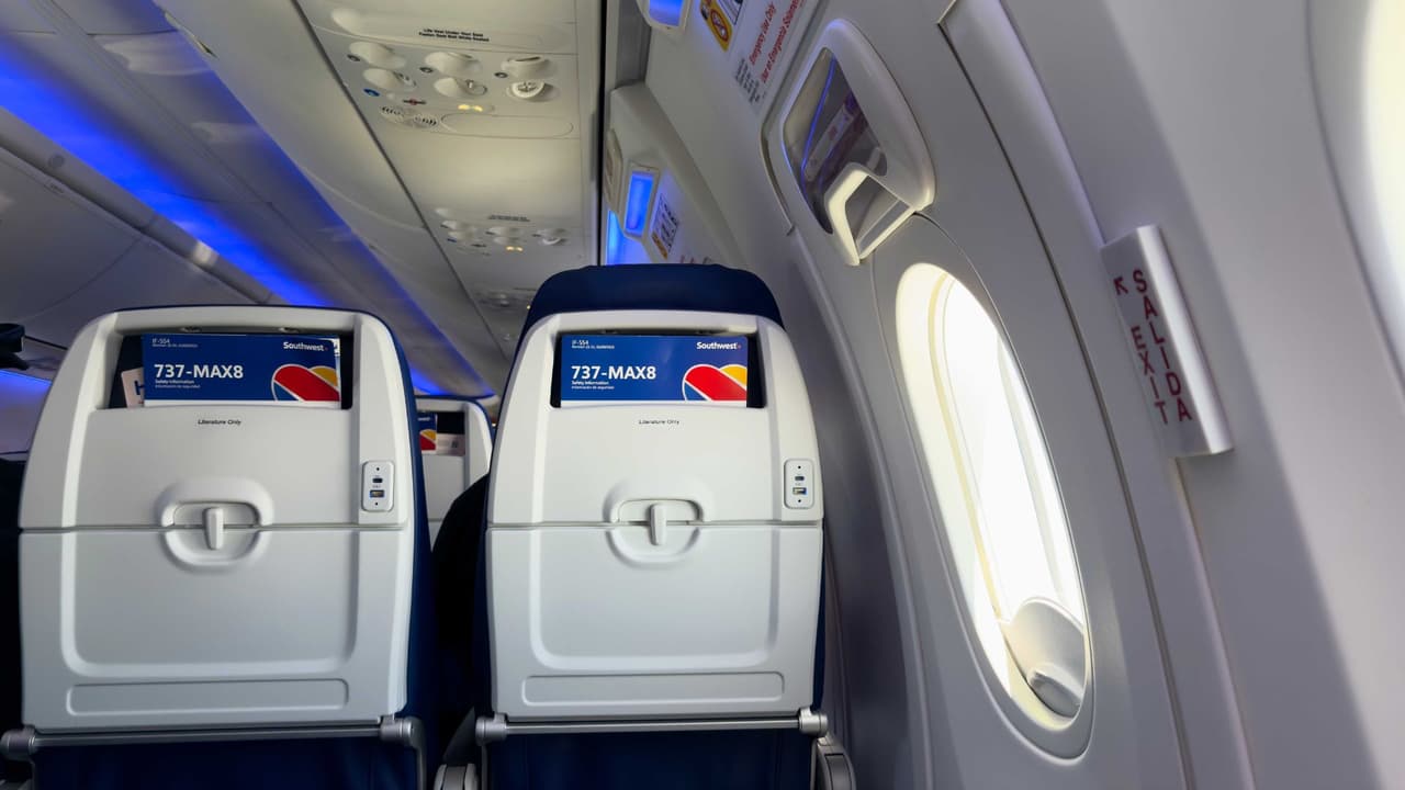 <h3 class="cms-H3-H3">Cómo define Southwest a una persona de “talla grande” </h3>
<br>La aerolínea adoptó el mismo criterio que otras compañías:
<b>si no cabes entre los apoyabrazos con estos abajo, o si invades el asiento vecino, debes comprar un asiento adicional.</b>
<br>Si no lo haces y el vuelo va lleno, Southwest
<b>puede cobrarte en aeropuerto ese asiento extra o reprogramarte en otro vuelo con disponibilidad</b>.
<br>
<b>Un detalle clave:</b> el uso de extensor de cinturón por sí mismo no obliga a comprar un segundo asiento.
<b> La medida oficial es el apoyabrazos.</b>