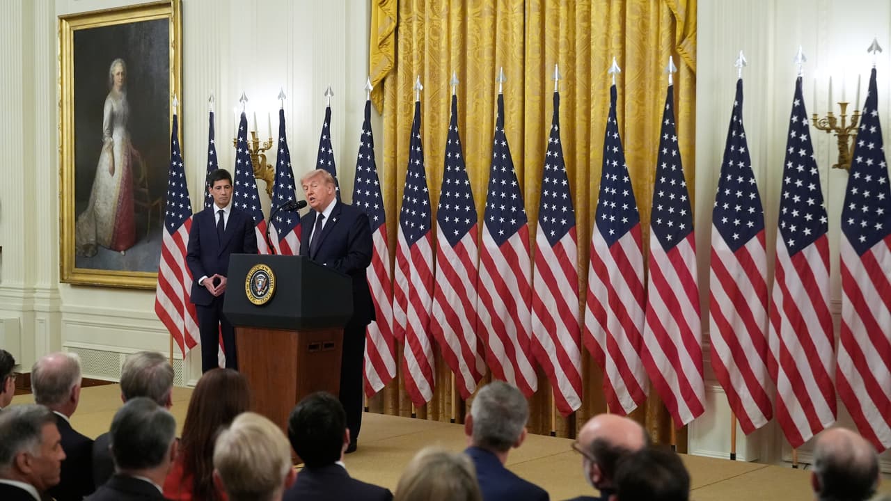 El presidente Donald Trump pronuncia un discurso antes de que Kevin Warsh, a la izquierda, jure el cargo como presidente de la Reserva Federal, en el Salón Este de la Casa Blanca, el viernes 22 de mayo de 2026, en Washington. (Foto AP/Manuel Balce Ceneta)