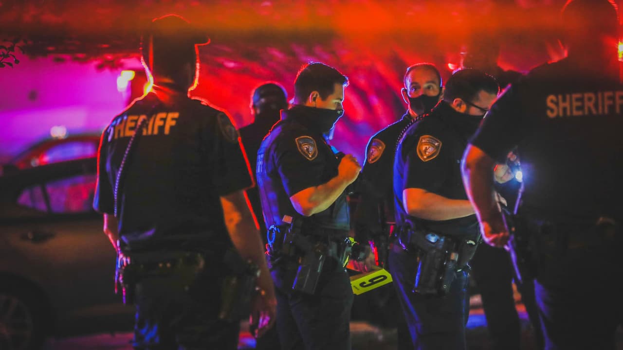 Al parecer, el atacante sacó un arma de fuego luego de confrontar al hombre que estaba en la casa donde ocurrió todo.