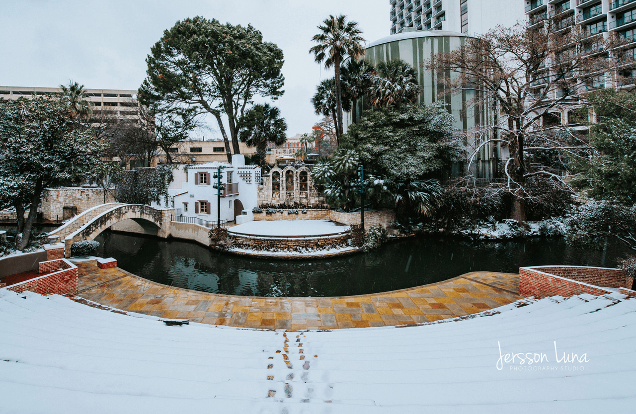 La tormenta invernal también provocó estragos en millones de residentes debido a que se quedaron sin el servicio de energía eléctrica y por lo tanto sin calefacción en medio de las bajas temperaturas y la escasez de alimentos y agua desde inicios de semana.