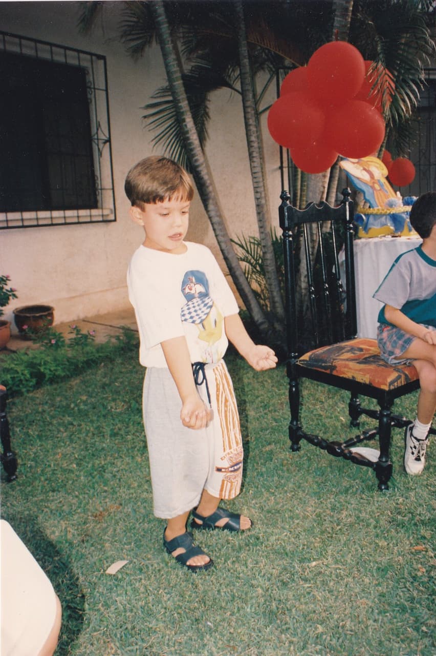 Amable, respetuoso y realista son 3 palabras que describen a este chico de Bolivia. Luis quiere hacer música romántica, ayudar a jóvenes con talento e inspirar a los demás a cumplir sus sueños.