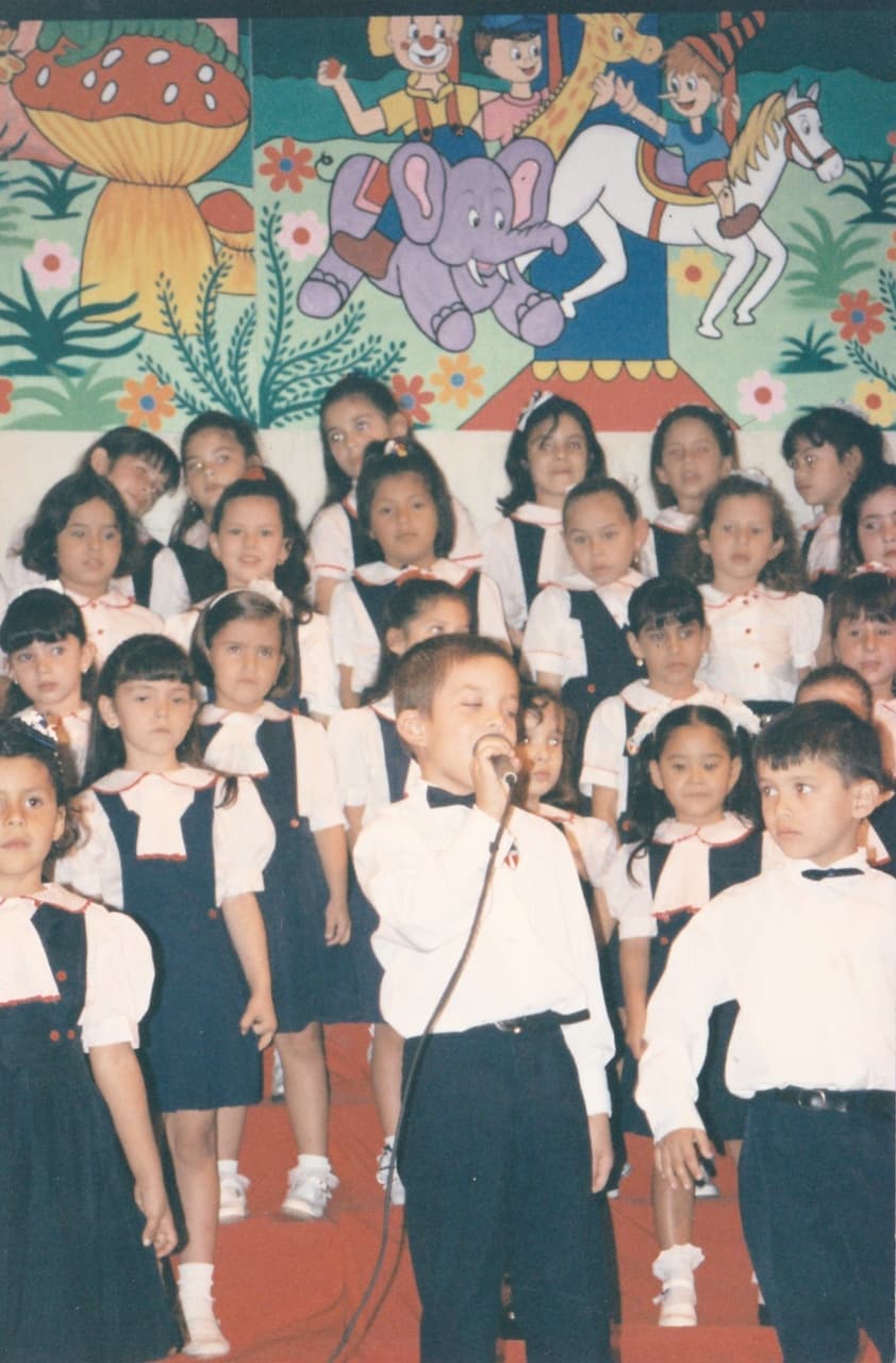 Amable, respetuoso y realista son 3 palabras que describen a este chico de Bolivia. Luis quiere hacer música romántica, ayudar a jóvenes con talento e inspirar a los demás a cumplir sus sueños.