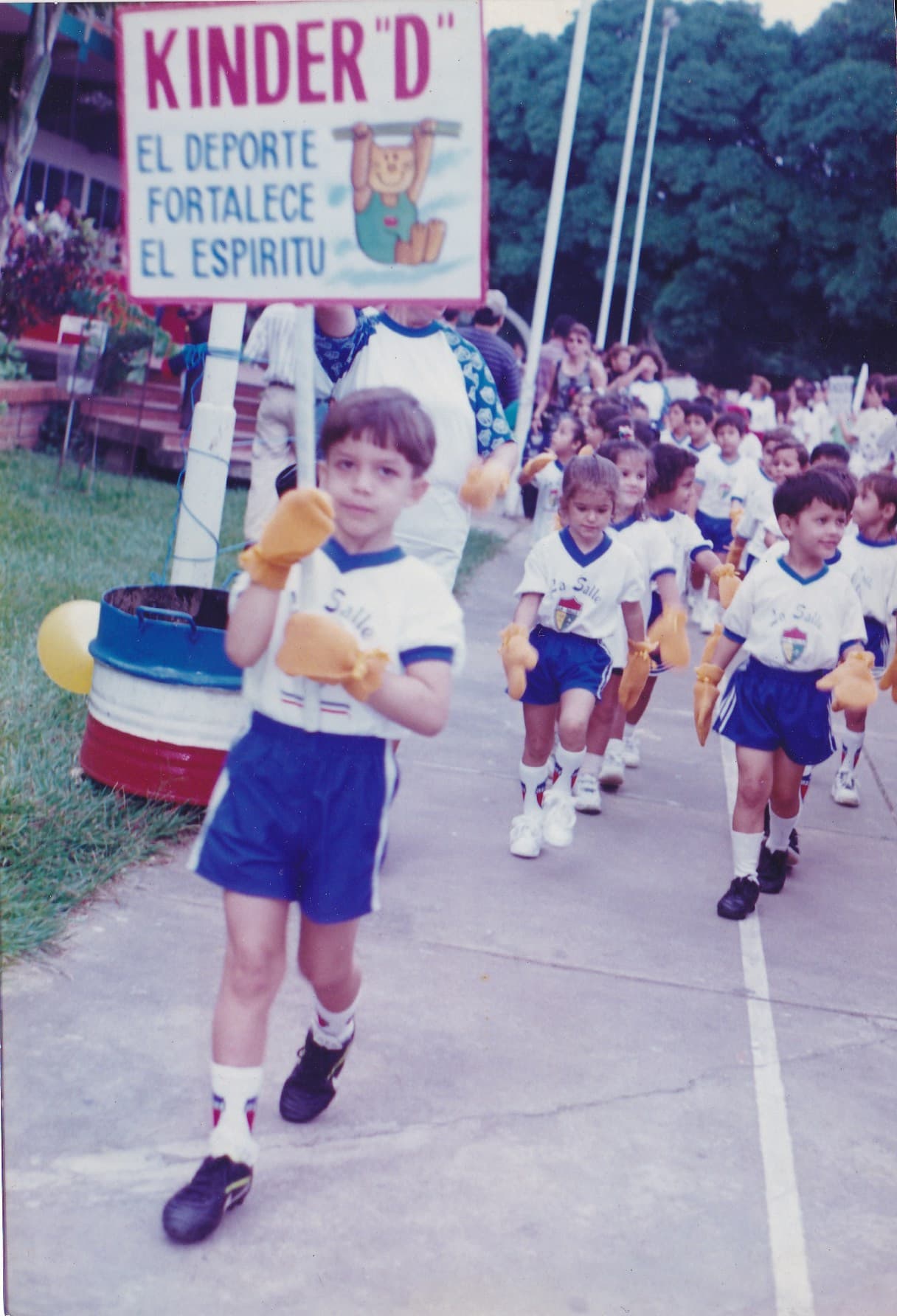 Amable, respetuoso y realista son 3 palabras que describen a este chico de Bolivia. Luis quiere hacer música romántica, ayudar a jóvenes con talento e inspirar a los demás a cumplir sus sueños.