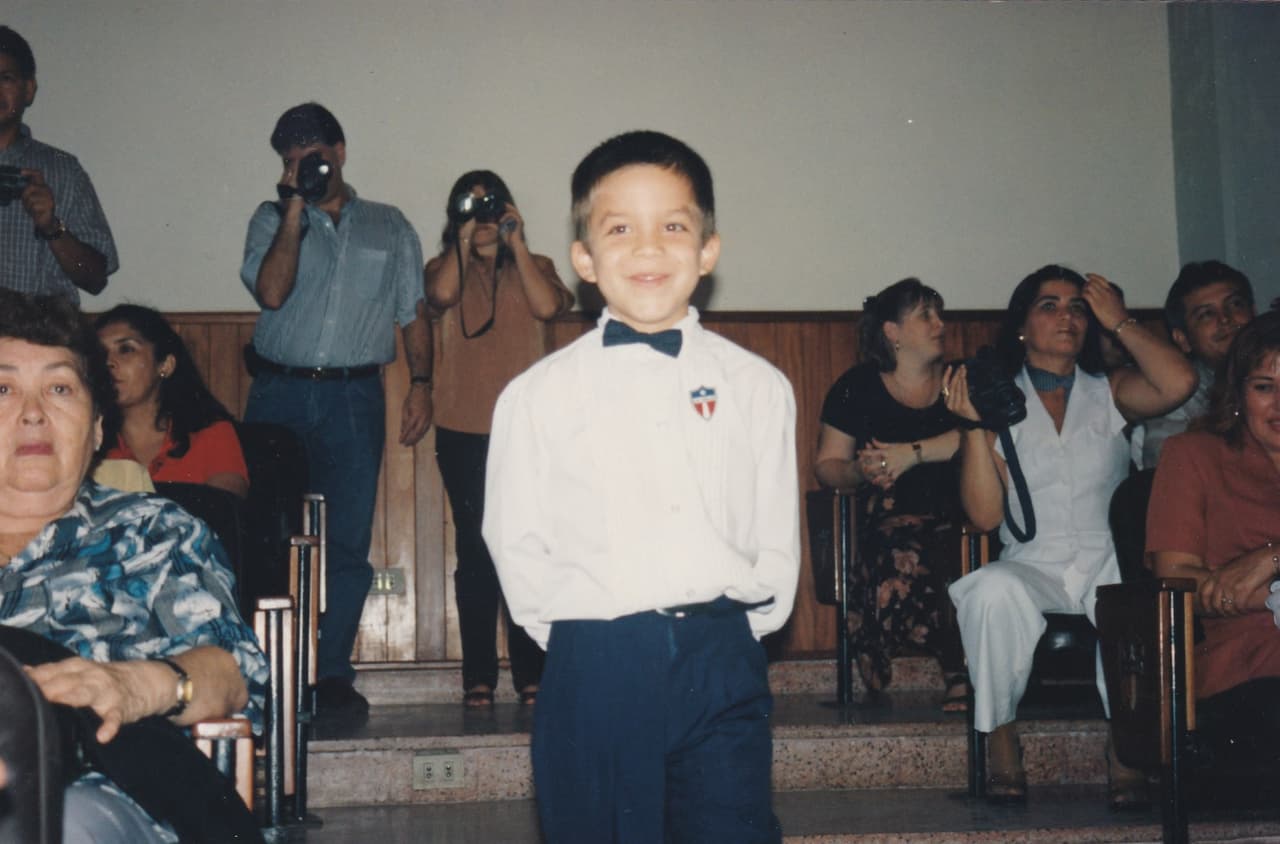 Amable, respetuoso y realista son 3 palabras que describen a este chico de Bolivia. Luis quiere hacer música romántica, ayudar a jóvenes con talento e inspirar a los demás a cumplir sus sueños.