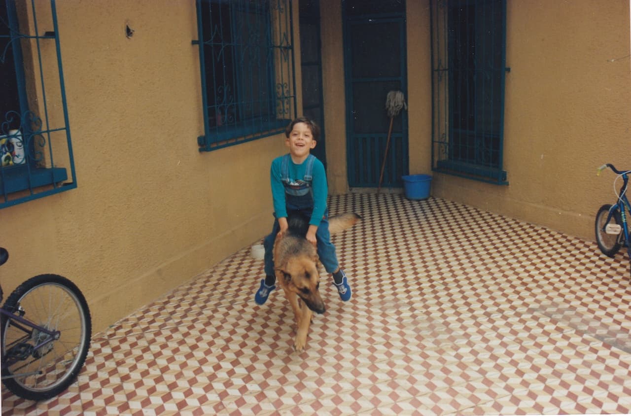 Amable, respetuoso y realista son 3 palabras que describen a este chico de Bolivia. Luis quiere hacer música romántica, ayudar a jóvenes con talento e inspirar a los demás a cumplir sus sueños.