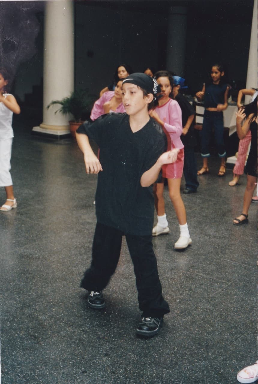 Amable, respetuoso y realista son 3 palabras que describen a este chico de Bolivia. Luis quiere hacer música romántica, ayudar a jóvenes con talento e inspirar a los demás a cumplir sus sueños.