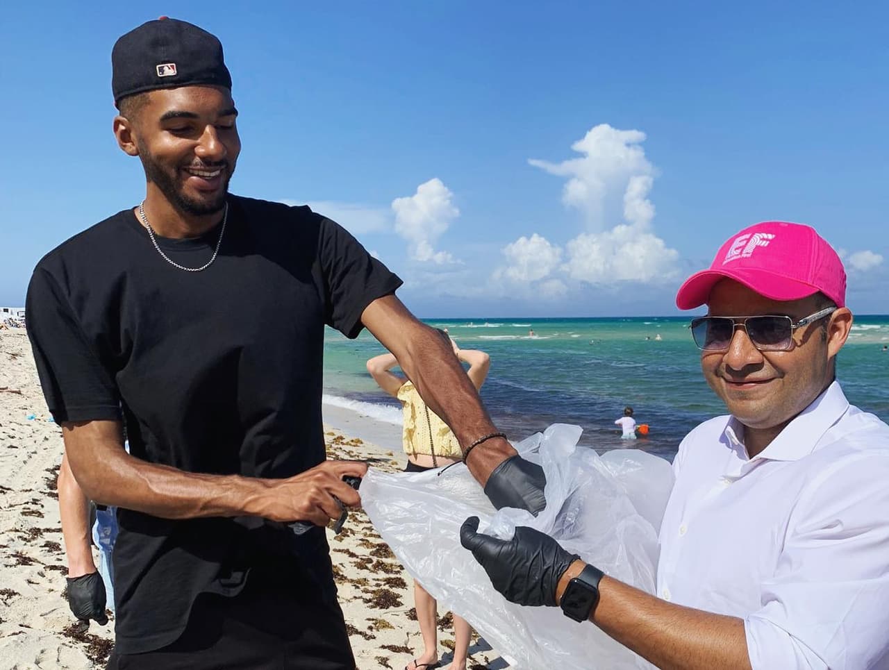 En las playas de Key Biscayne también se reunieron varias personas para la limpieza.