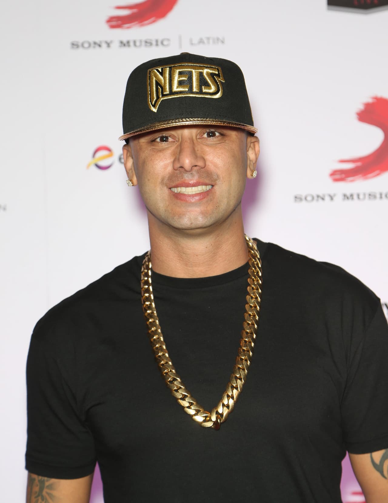 Sin lentes, el músico deja a la vista unos ojos muy coquetos.