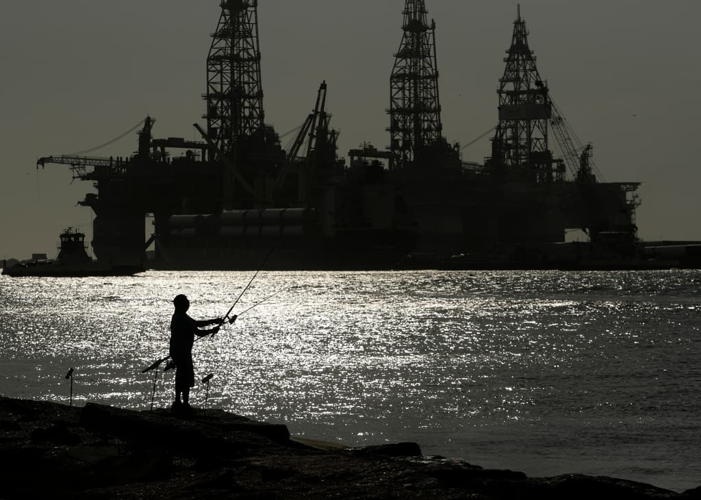 Las acciones estadounidenses caen después de que los precios del petróleo y el mercado de bonos aumentan la presión