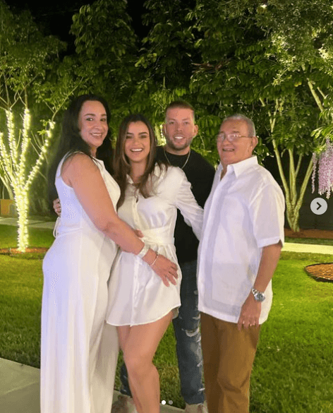 "Más allá del vestido es como que voy a tener la oportunidad de que mi papá camine (de su brazo), porque yo tenía miedo como que no sabía qué iba a pasar con mi vida amorosa y yo quería que papi viviera ese momento conmigo y mi mamá", dijo con la voz entre cortada a ¡Hola!
<br>