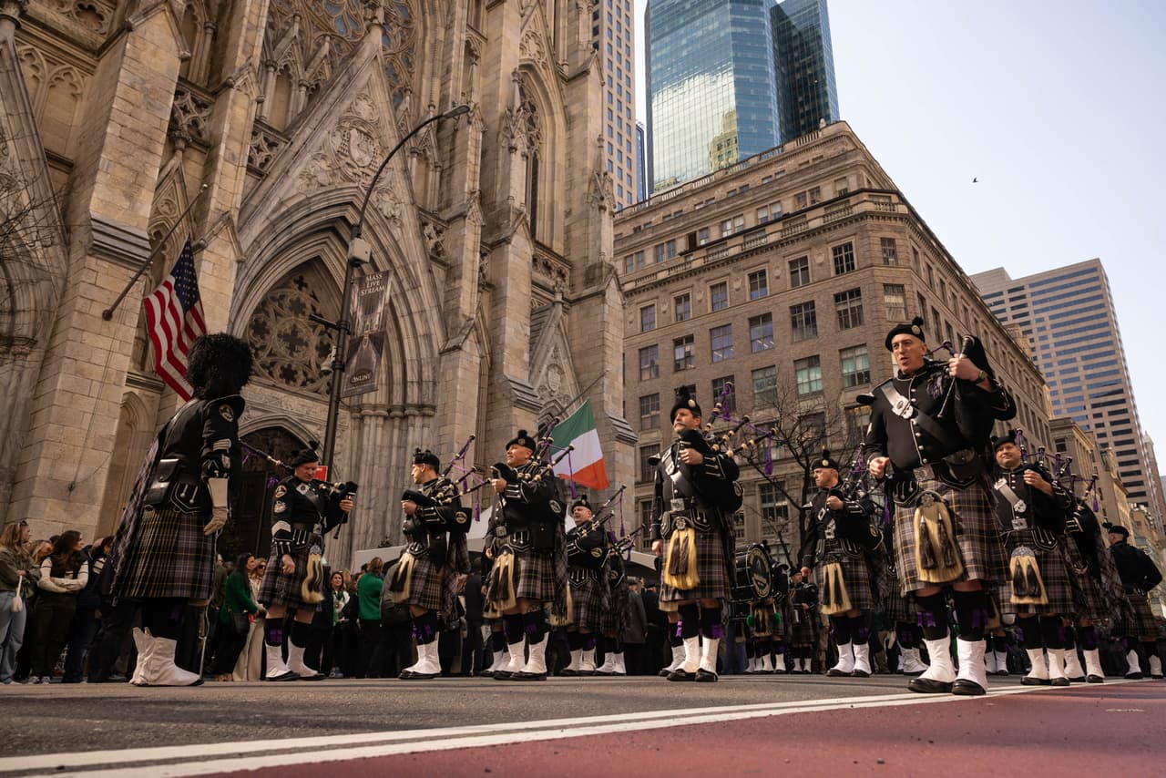 Una banda de gaiteros justo al frente de la famosa Catedral de St. Patrick