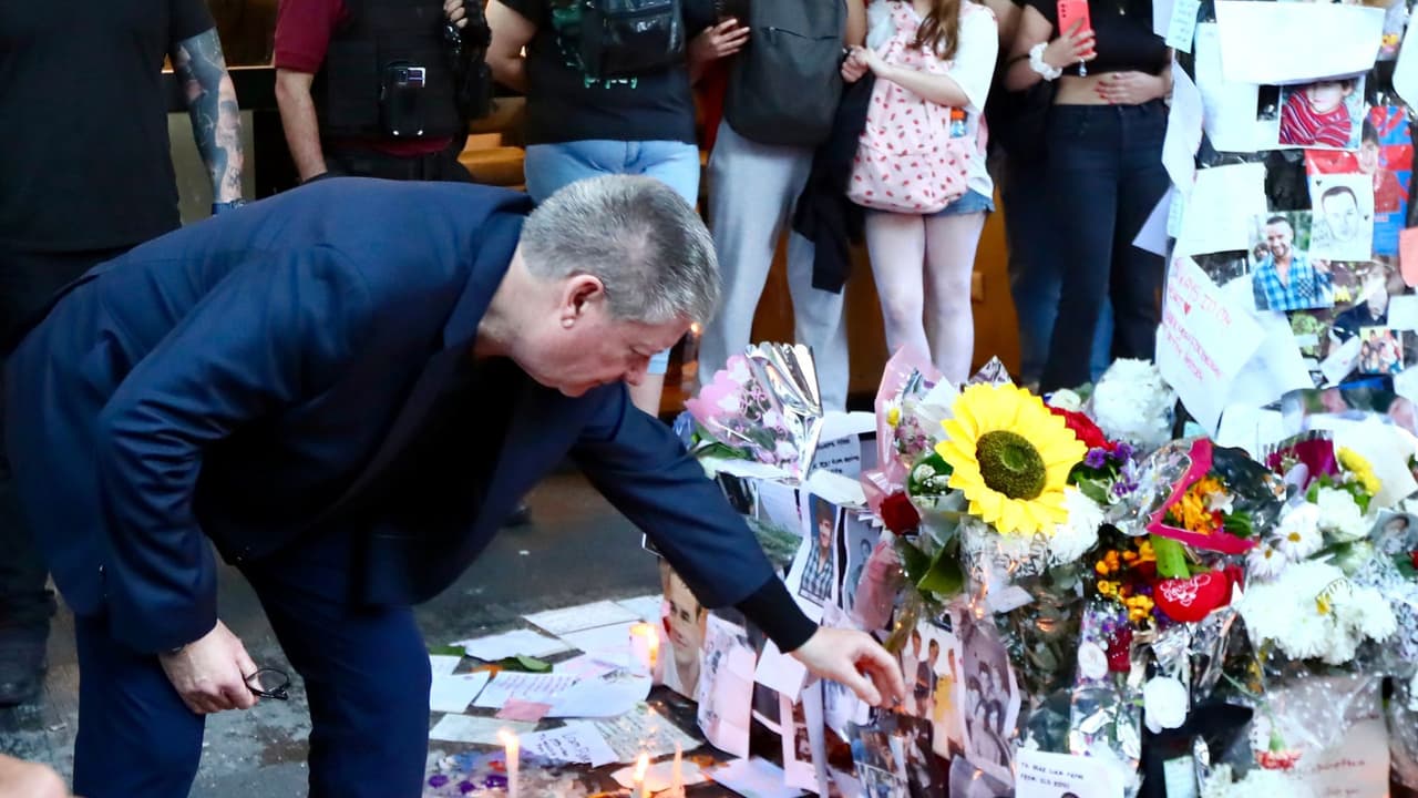 Padre de Liam Payne visita el altar que hicieron los fans de Liam Payne a las afueras del hotel donde falleció el cantante