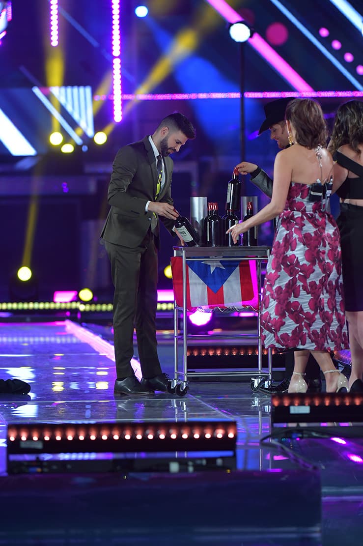 Ninguno se lo podía creer, así que se levantaron de sus asientos para corroborar con sus propios ojos de dónde venían los trucos de Sasha.