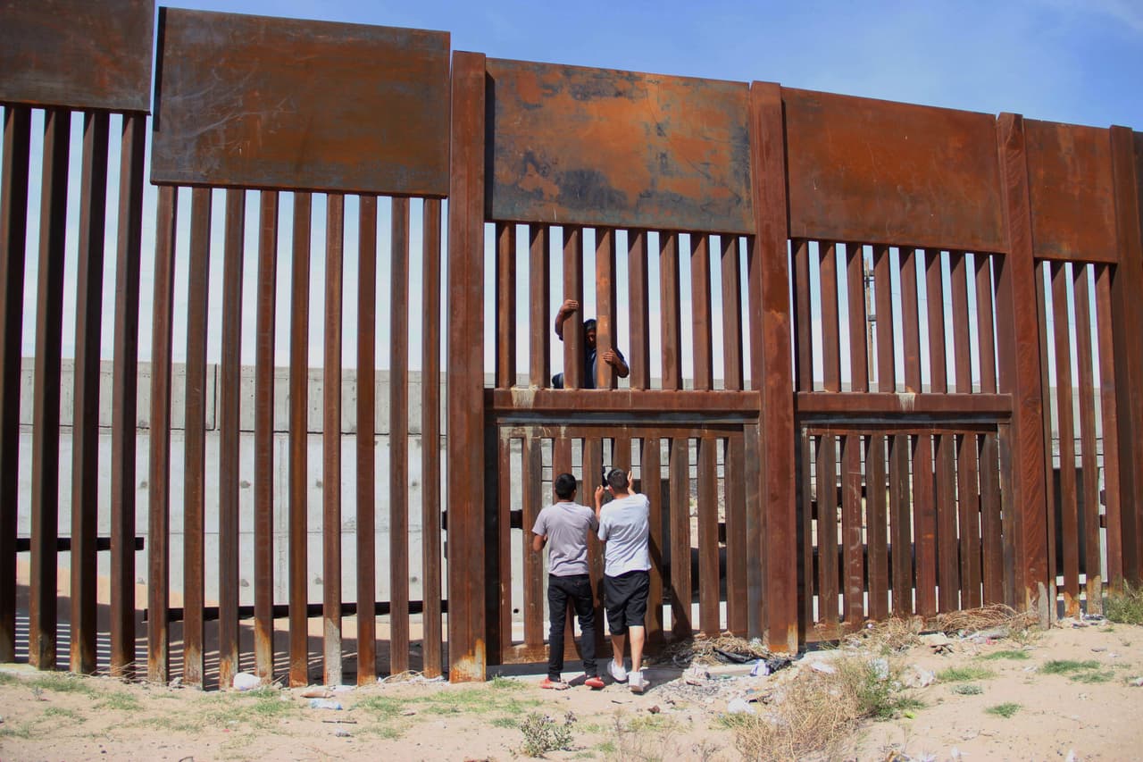 El joven, ya al otro lado de la valla, aún puede tener que enfrentarse con agentes de la patrulla fronteriza y autoridades migratorias.