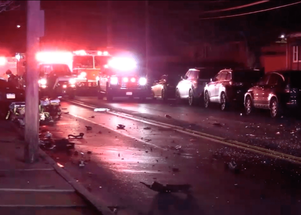 En la escena se mostró que las partes del automóvil estaban esparcidas por todas partes.