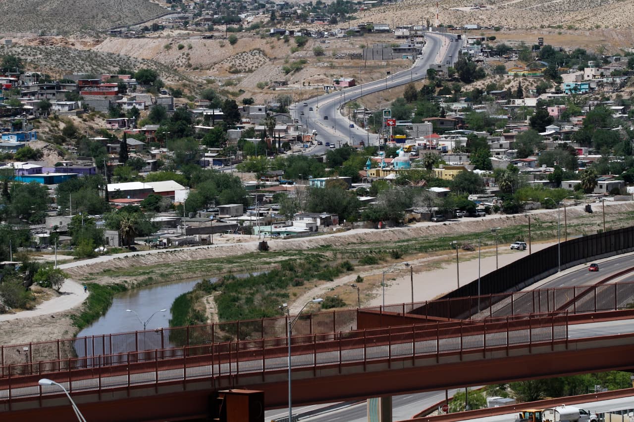 Esta fotografía muestra a Ciudad Juárez, México, al fondo desde El Paso, Texas, así como una parte del río Bravo y de la valla fronteriza.