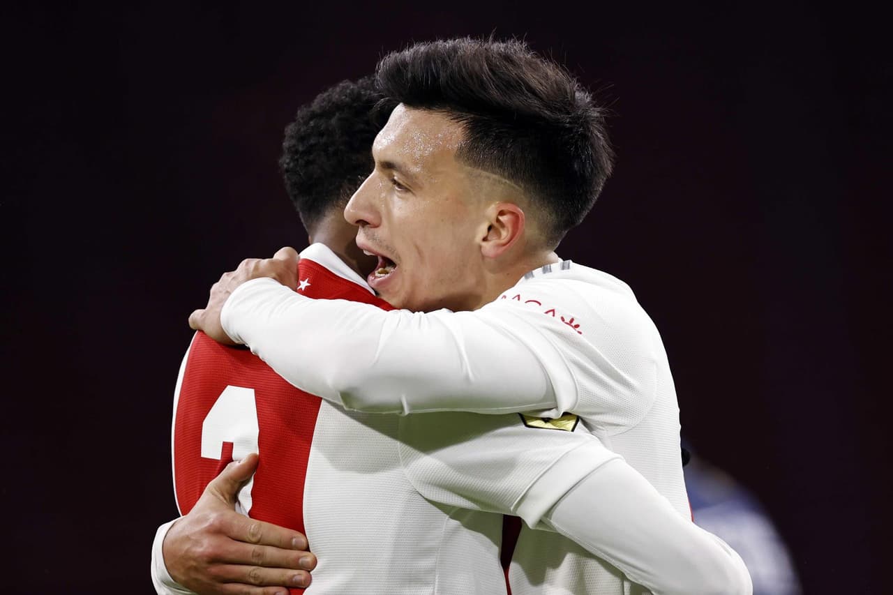 Ajax propino una goliza al Willem II con marcador de 5-0 en la Eredivisie. El mexicano Edson Alvarez jugo todo el partido y dio asistencia para el primer gol anotado por Antony dos Santos, de los dos que hizo. Le siguieron Lisandro Martínez, Davi Klassen y Danilo Pereira da Silva.