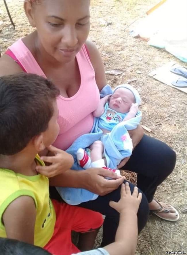 La travesía que emprendió la pareja comenzó en Trinidad y Tobago hace varias semanas, antes de ser padres. Pasaron por Colombia y Venezuela, sin embargo, ahora esperan poder obtener los documentos para quedarse en Panamá.