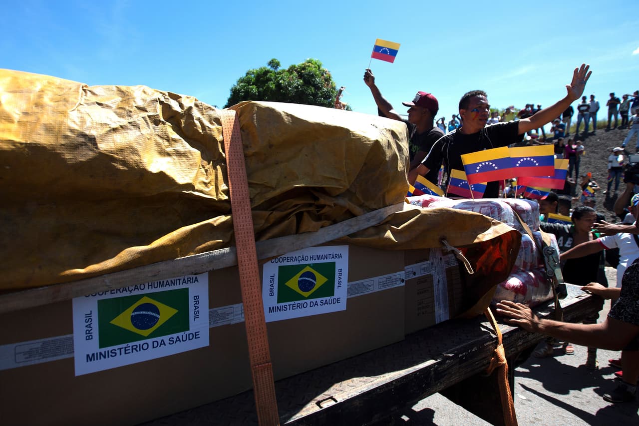 Personas celebran este sábado la llegada de la primera de las dos grandes camionetas cargadas con parte de la ayuda humanitaria de Brasil para Venezuela a la localidad Pacaraima, en el límite fronterizo entre ambos países. El presidente Guaidó confirmó la entrada de un camión con ayuda por esa zona.