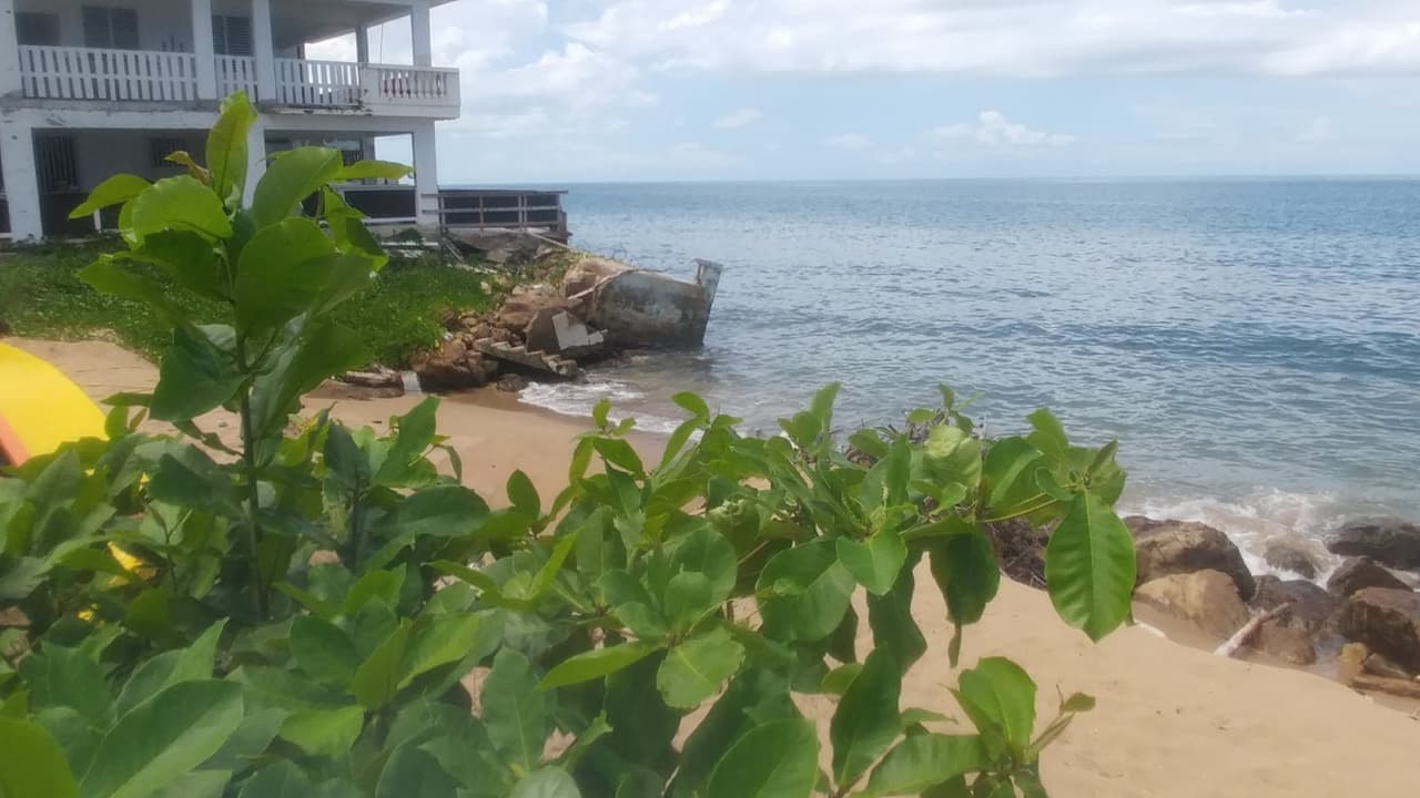Además de la erosión costera, el área fue azotada por el paso del huracán María.