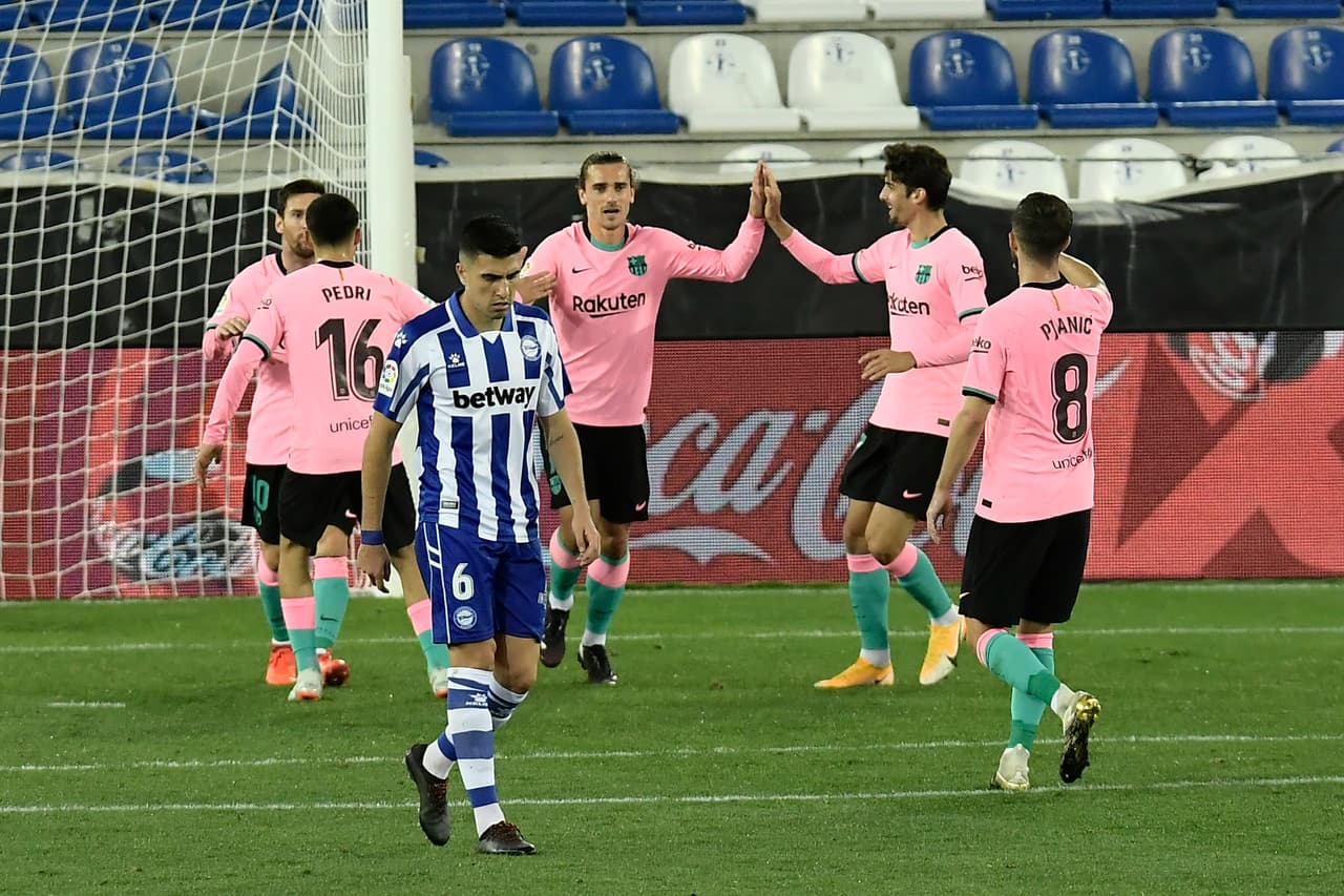 Barcelona rescató un punto contra el Alavés | Piqué y Neto protagonizaron una gran pifia que terminó en gol de los locales; el francés marcó gol del empate en el Mendizorroza. Luis Rioja (31’) aprovechó un tremendo error de la zaga blaugrana para abrir el marcador. Griezmann (63’) emparejó los cartones.