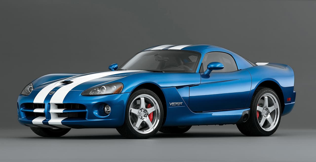La
<b>cuarta generación </b>del Viper llegó en 2007, cuya gran novedad fue el salto a
<b>600 caballos de fuerza</b> que dio su motor V10 que ahora contaba con 8.4 litros de desplazamiento y una nueva transmisión manual de 6 velocidades. Estéticamente era casi igual a la tercera generación salvo cambios en el diseño del capó.
