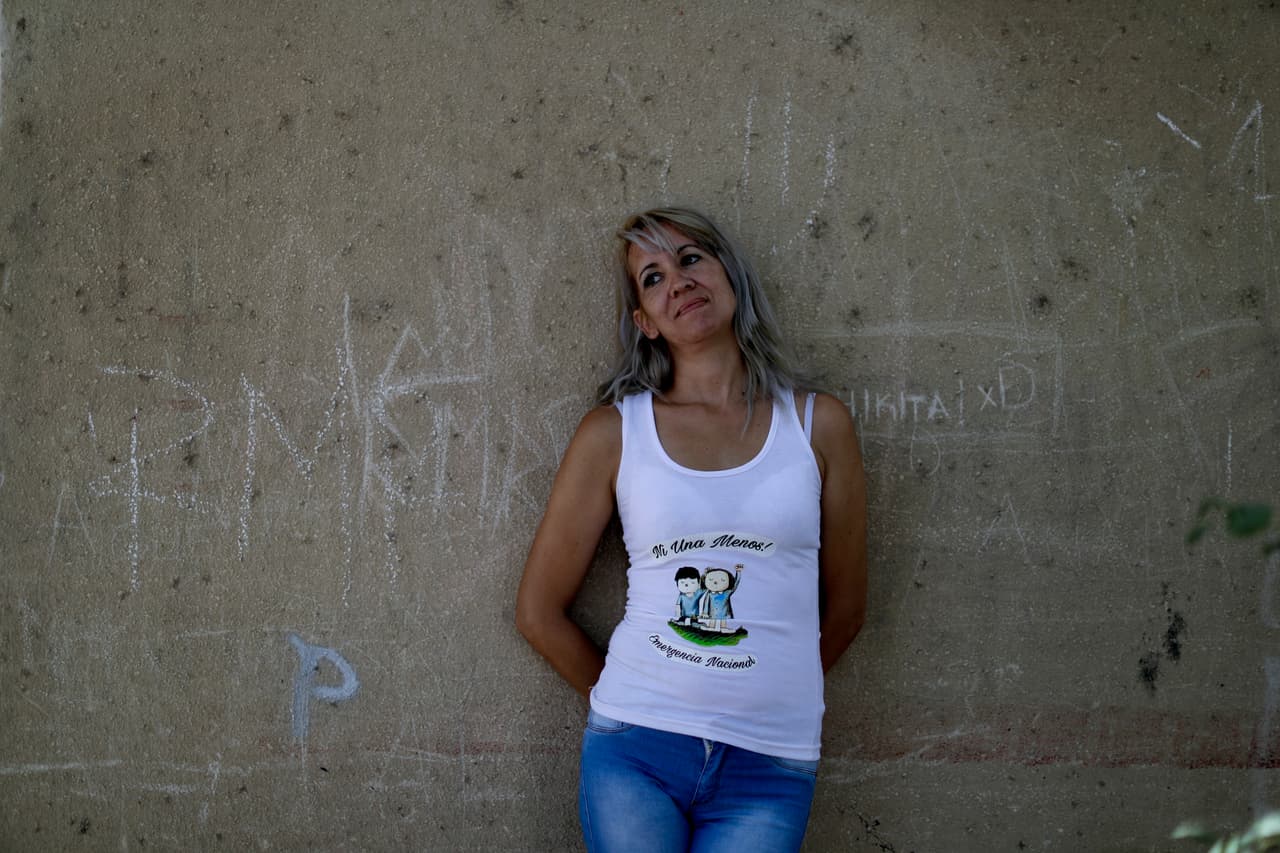 En 2002, el marido de Ivana Rosales trató de matarla dos veces en la misma noche. Al año siguiente fue declarado culpable de "intento de homicidio agravado" y sentenciado a cinco años de prisión, menos de la mitad del máximo esperado para ese crimen, después de que el juez considerara que había "factores atenuantes que justificaban su comportamiento". En respuesta, el Centro de Estudios Jurídicos y Sociales (CELS) inició una demanda contra Argentina ante la Comisión Interamericana de Derechos Humanos, convirtiéndose en el primer caso de violencia de género en Argentina en jurisdicción internacional.