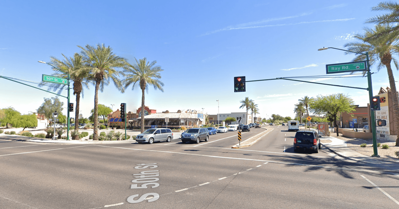 La calle 50 y Ray Road.