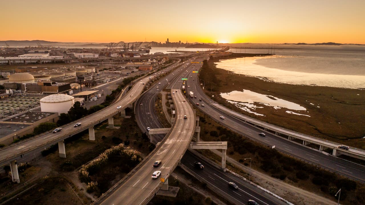 <h2 class="cms-H2-H2">15. Oakland, California</h2>
<br>
<br>💵
<b>Salario mínimo por hora a partir del 1 de enero de 2023:</b> $15.97
<br>