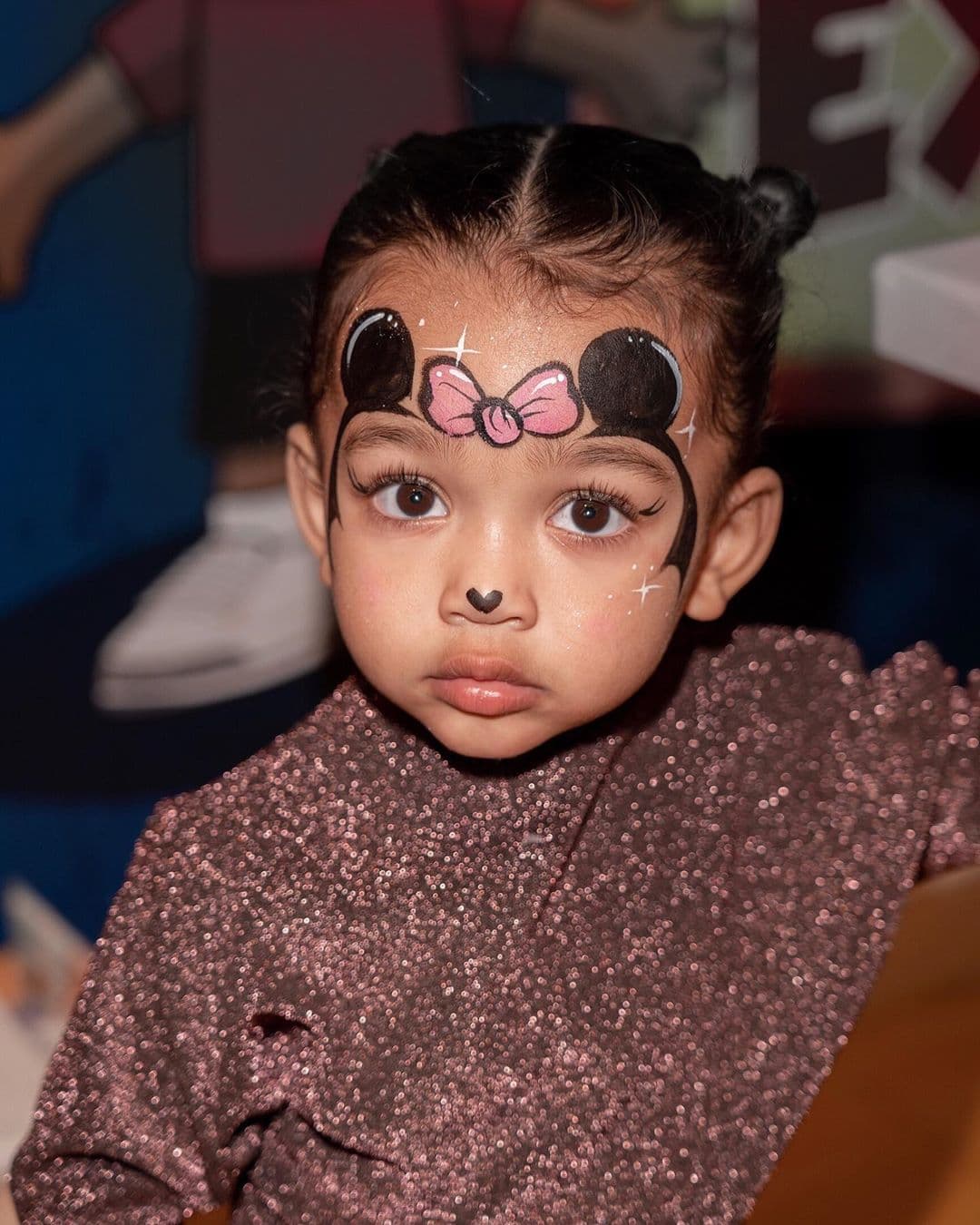 El 15 de enero de 2018,
<b><a href="https://www.univision.com/famosos/tal-como-lo-pidio-la-hija-menor-de-kim-kardashian-y-kanye-west-celebro-su-segundo-cumpleanos-fotos">nació Chicago West</a></b>, la tercera hija del mediático matrimonio.