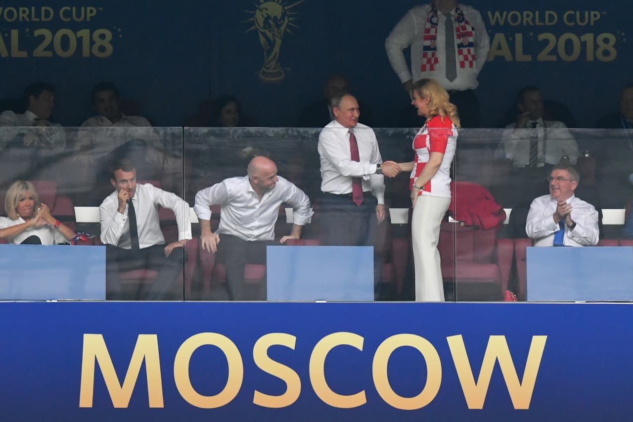 Aunque Francia se puso en ventaja al 18', apenas 10 minutos después Croacia emparejó el marcador con un golazo de Perisic que suscitó la felicitación de Putin a la dirigente croata.