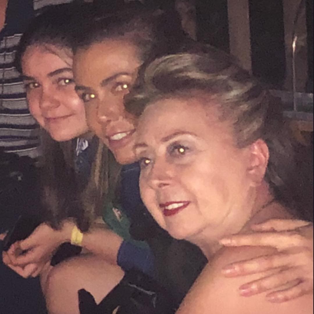 "Después de todo el resentimiento que pude haber tenido y de todo el ataque, de todo lo fea que pude haber sido con mi madre,
<b>tengo una madre maravillosa</b>, la respeto, la admiro, me hizo un gran ser humano", confesó entre lágrimas.
<br>