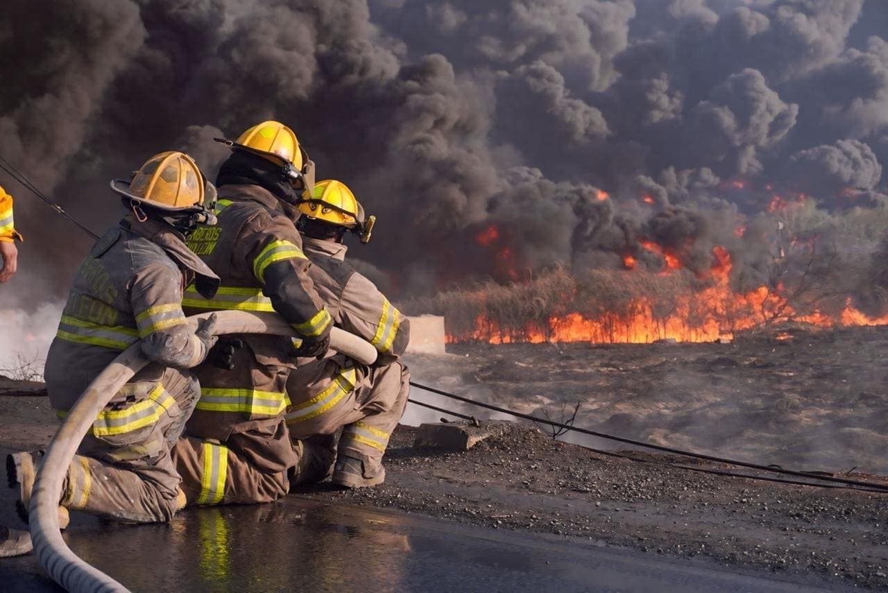 Los bomberos también trabajaron en incendios en lotes baldíos de la ciudad.