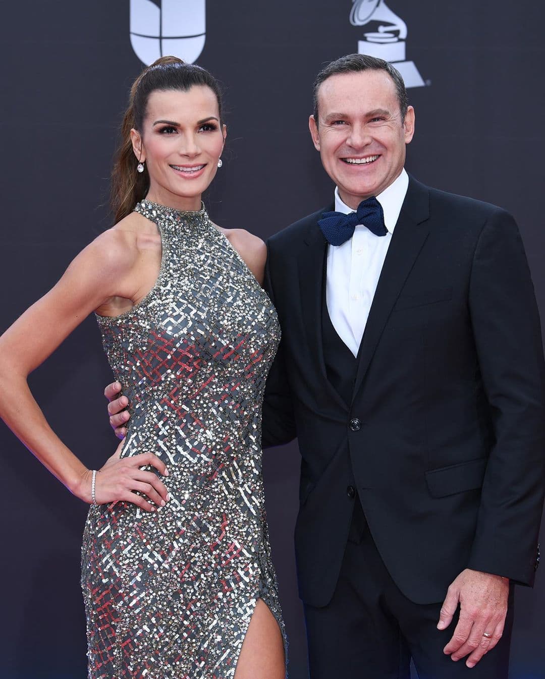 La vigésima entrega de Latin GRAMMY fue todo un éxito y nuestros conductores tuvieron la oportunidad de disfrutar previo, durante y despúes del gran evento. Aquí vemos a Alan Tacher y su esposa Cristy Bernal llegando al recinto de la ceremonia.