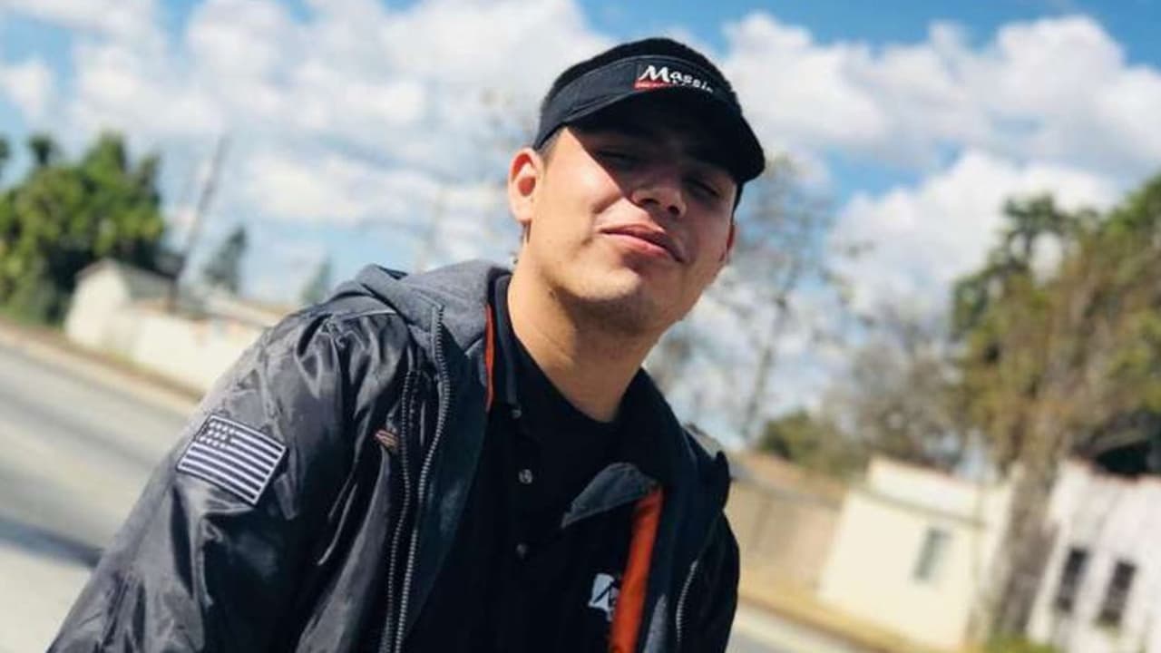 Tuvo que orinar en la calle por una hernia y terminó en la cárcel en proceso de deportación