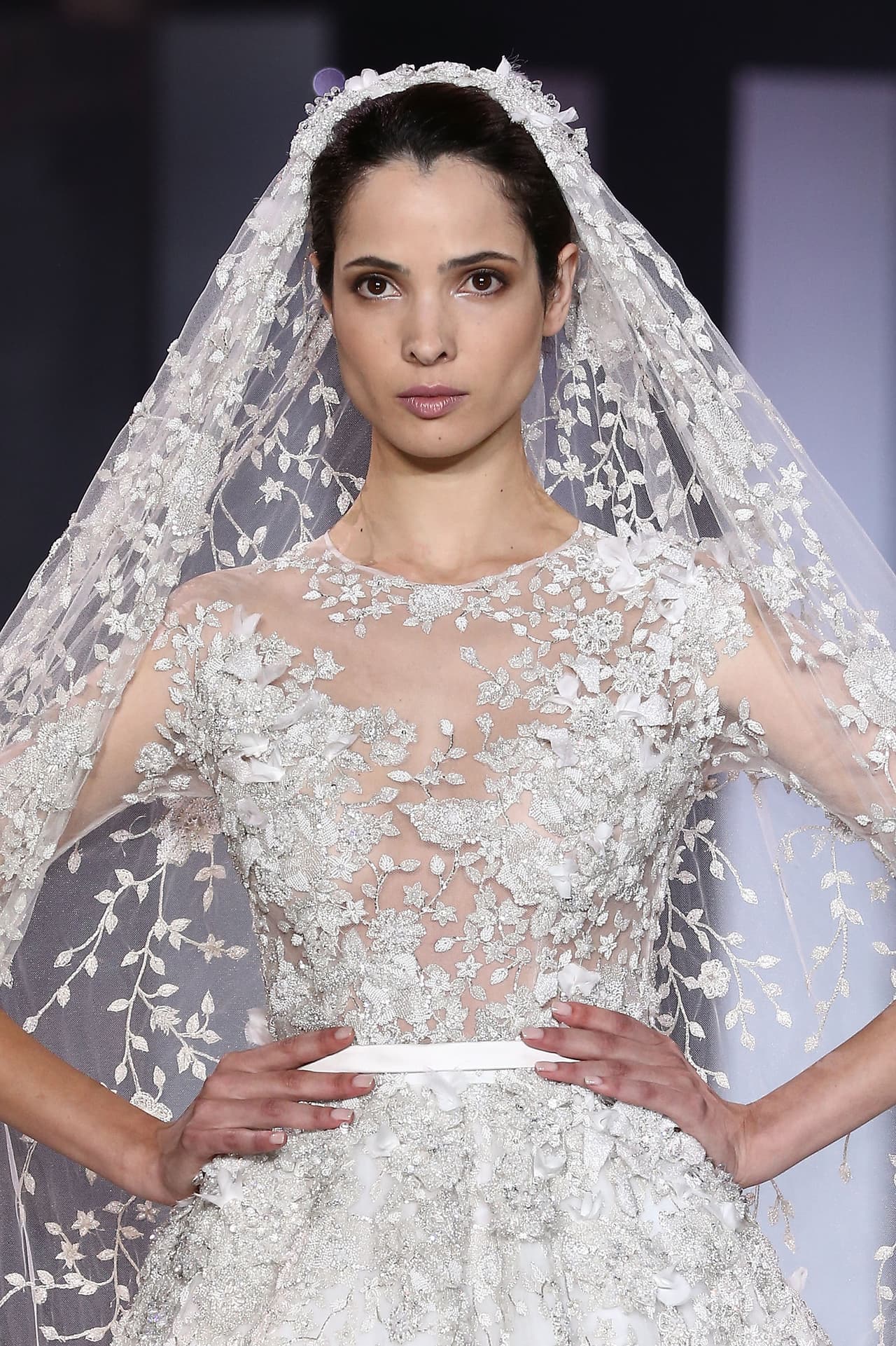 En muchas culturas el vestido de novia es muestra de poderío económico.
<b><a href="https://www.nytimes.com/2017/01/24/fashion/couture-ralph-and-russo.html?_r=0">Russo admitió</a></b> que mientras sus vestidos desfilan por la pasarela, sus clientas ya están comprándolos: "Son muy particulares y están dispuestas a pagar mucho más por prendas que nadie más en el salón pueden tener".
<br>