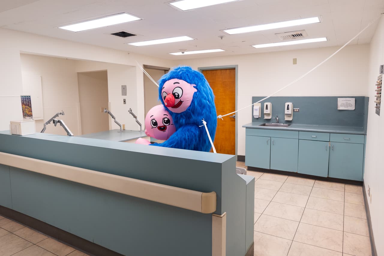 Una instalación se exhibe en lo que antes era una estación de enfermeras en el Departamento de Compasión durante la exposición "Hospital de las Emociones" dentro de un antiguo edificio hospitalario en Los Ángeles, el miércoles 22 de julio de 2026. (Foto AP/Jae C. Hong)