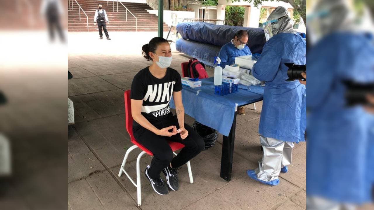 Con cubrebocas, respetando la sana distancia y tomando el resto de las medidas sanitarias sugeridas, las futbolistas acudieron a las pruebas médicas para, eventualmente, comenzar a retomar las actividades.